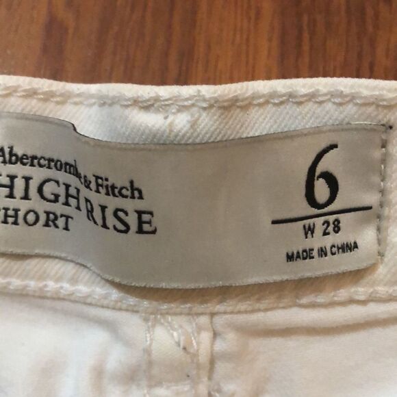 Abercrombie White high-rise short size 6 distressed - Picture 3 of 6